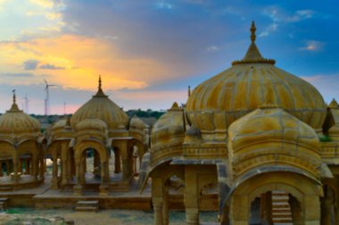 Bada Bagh ya da Barabagh 'ın bulanık görüntüsü, Jaisalmer, Rajasthan, Hindistan' da bulunan Jaisalmer eyaletinin kraliyet mezarları için yapılmış bir bahçe kompleksi. Turist eğlencesi.