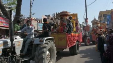 Haridwar, Uttarakhand, Hindistan - 15 Nisan 2021: Hindu transseksüeller Kumbhmela 'da shahi snaan yemeye gidiyorlar, süslü araçlar ve Lord Shiva için bağırıyorlar..