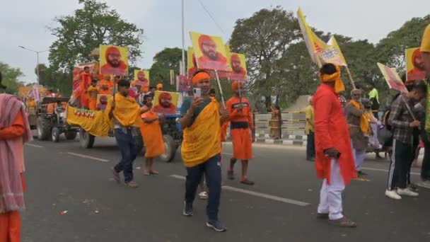 Haridwar Uttarakhand Indien April 2021 Hindu Anhänger Hellen Safrankleidern Laufen — Stockvideo