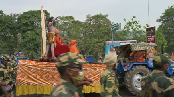 Haridwar Uttarakhand Indie Kwietnia 2021 Hinduscy Wielbiciele Jasnych Sukienkach Szafranowych — Wideo stockowe