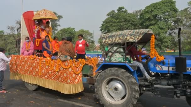 Haridwar Uttarakhand Indien April 2021 Hindu Anhänger Leuchtenden Safrankleidern Ziehen — Stockvideo