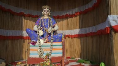 Howrah, Batı Bengal, Hindistan - 5 Şubat 2022: Tanrıça Saraswati 'nin putu. Saraswati, Hindu bilgi, müzik, sanat, bilgelik ve öğrenim tanrıçası..