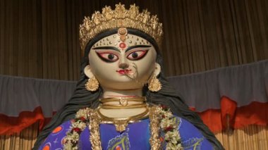 Hindistan, Batı Bengal 'deki Howrah' da Tanrıça Saraswati 'nin İdol Yüzü. Saraswati, Hindu bilgi, müzik, sanat, bilgelik ve öğrenim tanrıçası..