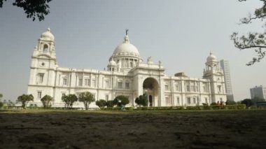 Kolkata 'nın merkezinde bulunan Victoria Memorial adlı büyük mermer binanın Timelapse klibi, İngilizler Meydan' da anıtlar yaptı ve Hindistan 'ın Batı Bengal eyaletinin en ünlü anıtlarından biridir..