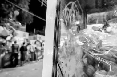 Panipuri, fuchka, gupchup ya da golgappa 'ya yakın, Hindistan' ın Howrah kentindeki yol kenarında kapalı camların arkasında satılan en yaygın sokak yiyeceklerinden biridir. Siyah ve beyaz.