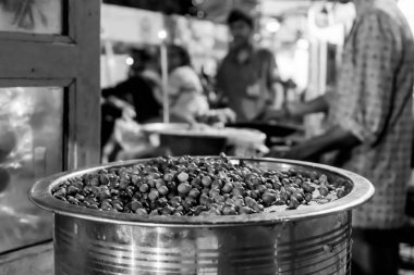 Chana, chola veya chotpoti hazırlamak için matar, Hint Bengali ünlü sokak yemekleri dihleri, hazırlanmak için saklanır. Gajan festivali Howrah, Batı Bengal, Hindistan 'da. Siyah ve beyaz.