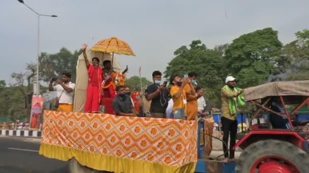 Haridwar Uttarakhand Indien April 2021 Hindu Anhänger Leuchtenden Safrankleidern Gehen — Stockvideo