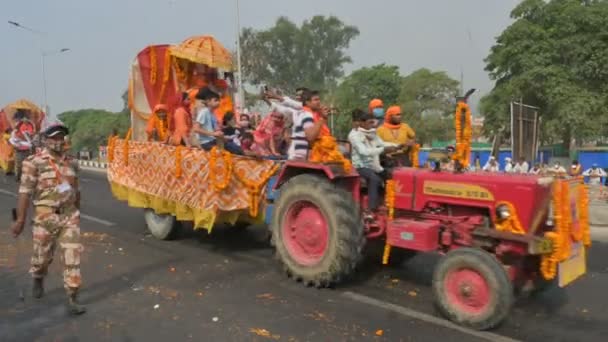 Haridwar Uttarakhand Indien April 2021 Hindu Anhänger Hellen Safrankleidern Geschmückten — Stockvideo