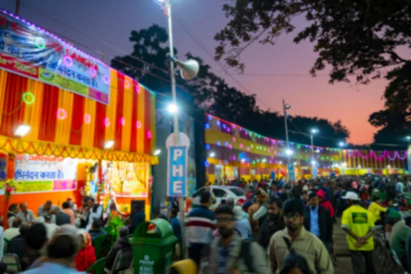 Zamazany Obraz Hinduskich Wielbicieli Spacerujących Wieczorem Obozie Przejściowym Gangasagar Aby — Zdjęcie stockowe