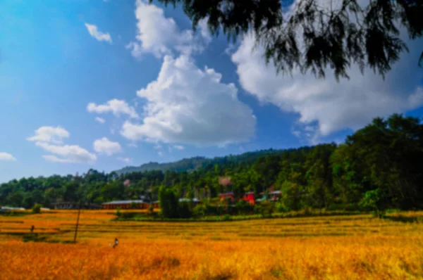 Imagen Borrosa Del Campo Agrícola Bajo Cielo Azul Con Nubes —  Fotos de Stock