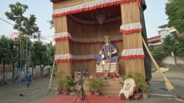 Howrah, Batı Bengal, Hindistan - 5 Şubat 2022: Saraswati Puja. Pandalın içinde Tanrıça Saraswati 'nin İdolü. Saraswati, Hindu bilgi, müzik, sanat, bilgelik ve öğrenim tanrıçası..