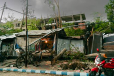 Howrah 'ın bulanık görüntüsü, Batı Bengal, Hindistan. Süper kasırga Amphan yıkıldı, evler yıkıldı ve kaldırımlar kapandı. Yıkım birçok ağacı yere düşürdü..