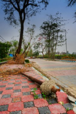 Süper Kasırga Amphan 'ın bulanık görüntüsü Trifala sokak lambasını söktü ve kaldırımı kapattı. Yıkım, devlete birçok zarar verdi. Howrah, West Bengal, Hindistan 'da çekilmiş. .