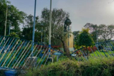 Kolkata 'nın bulanık görüntüsü, Batı Bengal, Hindistan. Süper Kasırga Amphan, arka planda Mahatma Gandhi 'nin heykeline dokunarak ağacı kökünden söktü. Kolkata şehrini harap etti..