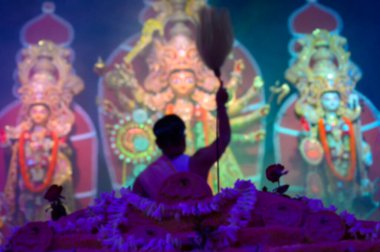 Tanrıça Durga 'nın bulanık görüntüsü Hindu rahip tarafından chamor ile tapılıyor. Vog, Durga 'ya kutsal yemek sunuluyor. Hinduizm 'in en büyük festivali.