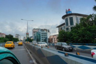 Kolkata 'nın bulanık görüntüsü, Batı Bengal, Hindistan. Hızlı giden araçlar AJC Bose karayolu üstgeçidini geçiyor, Kolkata yolu yoğun şehir trafiği.