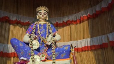 Hindistan, Batı Bengal 'deki Howrah' da Tanrıça Saraswati 'nin İdolü. Saraswati, Hindu bilgi, müzik, sanat, bilgelik ve öğrenim tanrıçası..