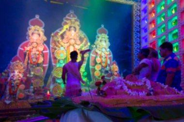 Tanrıça Durga 'nın bulanık görüntüsü Hindu rahip tarafından Hint elbisesiyle tapılıyor. Vog, Durga 'ya kutsal yemek sunuluyor. Hinduizm 'in en büyük festivali.