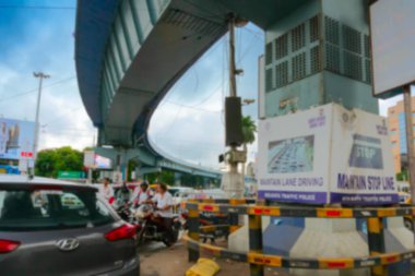 Kolkata 'nın bulanık görüntüsü, Batı Bengal, Hindistan. Hızlı giden arabalar ve bisikletler AJC 'nin altından geçiyor. Bose yolu üstgeçidi, Kolkata yolu yoğun şehir trafiği..