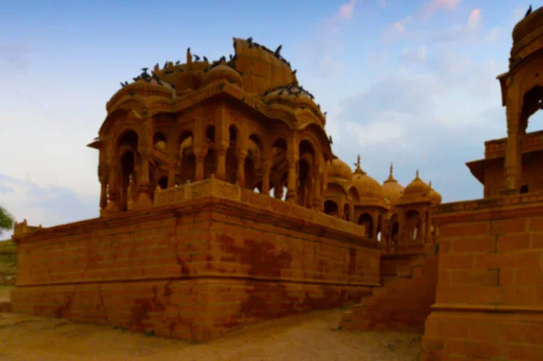 Bada Bagh或Barabagh的模糊图像 意思是 大花园 是印度拉贾斯坦邦Jaisalmer的一个花园建筑群 用于皇家插画 而Maharajas的Chhatris是指Jaisalmer邦的国王 — 图库照片