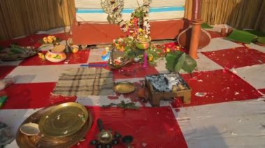 Howrah, Batı Bengal, Hindistan - 5 Şubat 2022: Saraswati Puja. Pandalın içinde Tanrıça Saraswati 'nin İdolü. Saraswati, Hindu bilgi, müzik, sanat, bilgelik ve öğrenim tanrıçası..