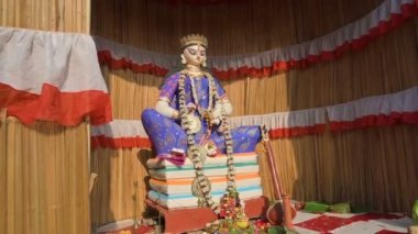 Howrah, Batı Bengal, Hindistan - 5 Şubat 2022: Tanrıça Saraswati 'nin putu. Saraswati, Hindu bilgi, müzik, sanat, bilgelik ve öğrenim tanrıçası. Pandal görüntüsü, geçici tapınak.
