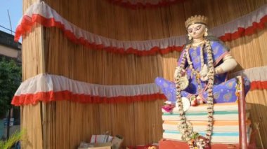 Howrah, Batı Bengal, Hindistan - 5 Şubat 2022: Pandal 'ın içinde tanrıça Saraswati' ye tapılıyor. Saraswati, Hindu bilgi, müzik, sanat, bilgelik ve öğrenim tanrıçası..