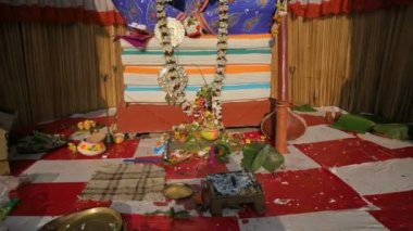 Howrah, Batı Bengal, Hindistan - 5 Şubat 2022: Tanrıça Saraswati 'nin putu. Saraswati, Hindu bilgi, müzik, sanat, bilgelik ve öğrenim tanrıçası..