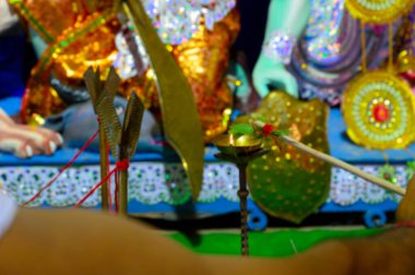 Tanrıça Durga 'nın Pran Protistha' sı için çubuğa bağlanmış kutsal alevin bulanık görüntüsü, puja Hindu rahiplere tapınarak, Durga Puja festivali Howrah, Batı Bengal, Hindistan 'da.