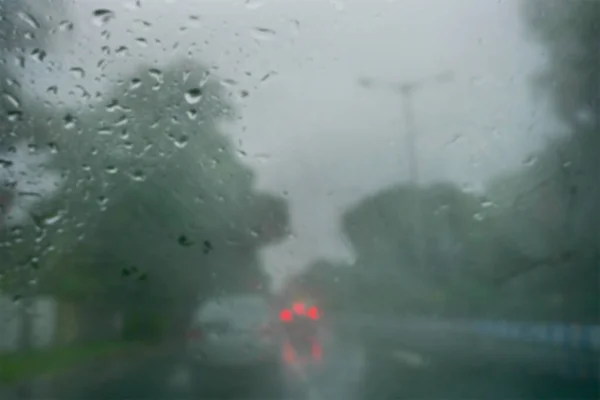 Imagen Borrosa Gotas Lluvia Cayendo Sobre Vidrio Húmedo Desenfoque Abstracto — Foto de Stock