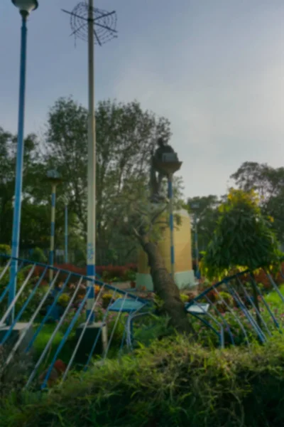서벵골주 콜카타의 이미지 기사보기 사이클론 떨어진 나무를 뿌리고 마하트마 동상에 — 스톡 사진
