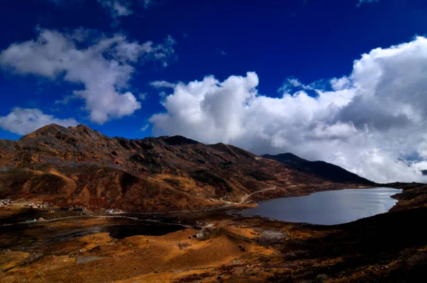 Image Floue Lac Himalaya Sous Ciel Nuageux Sikkim Indiens — Photo