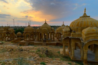 Bada Bagh ya da Barabagh 'ın bulanık görüntüsü, Jaisalmer, Rajasthan, Hindistan' da bulunan Jaisalmer eyaletinin kraliyet mezarları için yapılmış bir bahçe kompleksi. Turist eğlencesi.
