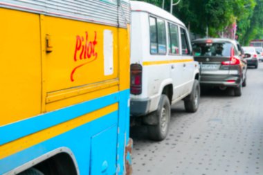 Kolkata 'nın bulanık görüntüsü, Batı Bengal, Hindistan. Sarı renkli otobüs geçiyor, Kolkata yolundaki yoğun şehir trafiği.