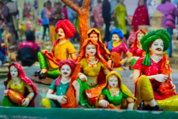 印度西孟加拉邦加尔各答的模糊图像 纳迪亚克里希纳纳加市制作的色彩艳丽的色彩艳丽的德拉科塔玩具娃娃 身穿传统的印第安人服装 演奏乐器 — 图库照片