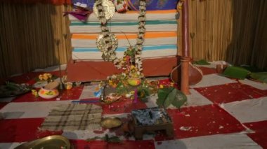 Howrah, Batı Bengal, Hindistan - 5 Şubat 2022: Saraswati Puja. Pandalın içinde Tanrıça Saraswati 'nin İdolü. Saraswati, Hindu bilgi, müzik, sanat, bilgelik ve öğrenim tanrıçası..