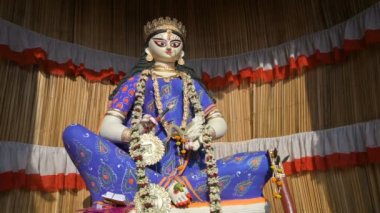 Hindistan, Batı Bengal 'deki Howrah' da Tanrıça Saraswati 'nin İdolü. Saraswati, Hindu bilgi, müzik, sanat, bilgelik ve öğrenim tanrıçası..