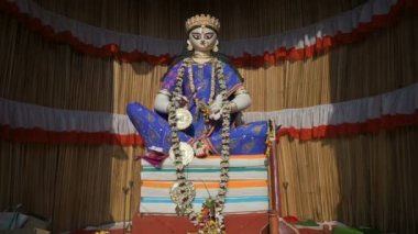 Howrah, Batı Bengal, Hindistan - 5 Şubat 2022: Tanrıça Saraswati 'nin putu. Saraswati, Hindu bilgi, müzik, sanat, bilgelik ve öğrenim tanrıçası. Pandal görüntüsü, geçici tapınak.