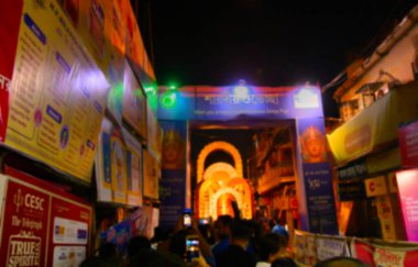 Kolkata caddesinin yanında, gece süslenmiş Durga Puja pandalının bulanık görüntüsü. Hinduizm 'in en büyük festivali tüm dünyada kutlandı..