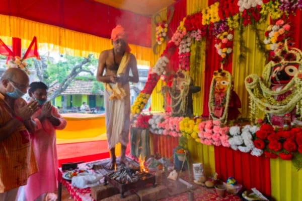 Howrahの写真場所 West Bengal India ヒンドゥ教徒の信者と神ジャガナート バララム スヴォドラの偶像を神聖なヤフナの火でパンダの中に崇拝しています ラタジャトラ祭り — ストック写真