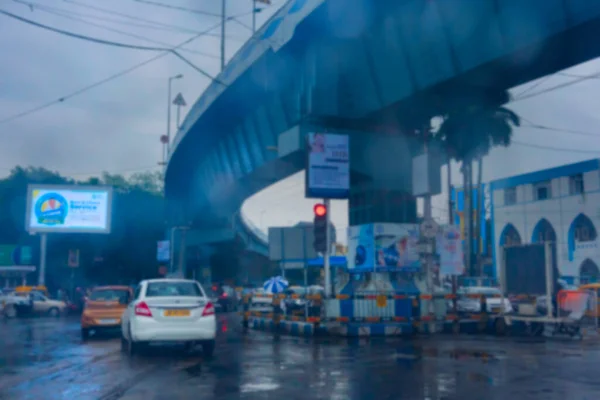印度西孟加拉邦加尔各答的模糊图像 图为雨滴洒落在湿玻璃上的图像 交通的抽象模糊 加尔各答 旧称加尔各答 市季风鱼群图像 — 图库照片