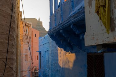 Jodhpur şehrinin geleneksel mavi renkli evi, Rajsthan, Hindistan. Mavi Hindu Brahmanlar için semboliktir, üst kasttan olmak..