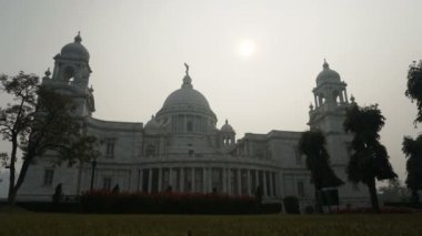 Victoria Memorial of Kolkata 'nın kış sabahı çekilmiş videosu. Arka planda yükselen güneş var. HD stok görüntüleri. Batı Bengal, Hindistan