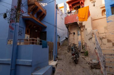 Jodhpur, Rajasthan, Hindistan - 21 Ekim 2019: Geleneksel renkli evler. Tarihsel olarak, Hindu Brahmanlar evlerini üst kasttan oldukları için maviye boyarlardı, gelenek bunu takip eder..