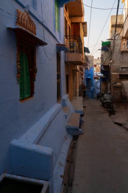 Jodhpur, Rajasthan, Hindistan - 21 Ekim 2019: Geleneksel renkli evler. Tarihsel olarak, Hindu Brahmanlar evlerini üst kasttan oldukları için maviye boyarlardı, gelenek bunu takip eder..