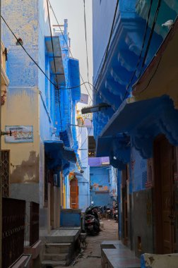 Jodhpur, Rajasthan, Hindistan - 21 Ekim 2019: Geleneksel Mavi renkli ev. Tarihsel olarak, Hindu Brahmanlar evlerini üst kasttan oldukları için maviye boyarlardı, gelenek bunu takip eder..