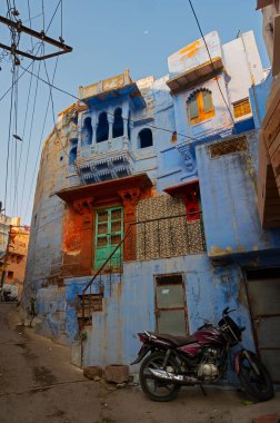 Jodhpur, Rajasthan, Hindistan - 21 Ekim 2019: Geleneksel Mavi renkli ev. Mavi Hindu Brahmanlar için semboliktir, üst kasttan olmak..