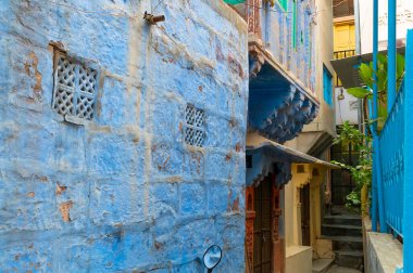 Jodhpur, Rajasthan, Hindistan - 21 Ekim 2019: Geleneksel Mavi renkli ev. Tarihsel olarak, Hindu Brahmanlar evlerini üst kasttan oldukları için maviye boyarlardı, gelenek bunu takip eder..