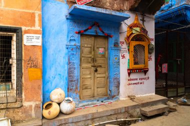 Jodhpur, Rajasthan, Hindistan - 21 Ekim 2019: Geleneksel Mavi renkli ev. Tarihsel olarak, mavi Hindu Brahmanlar için semboliktir..