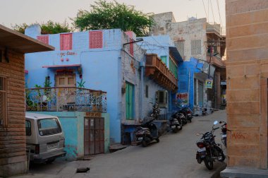 Jodhpur, Rajasthan, Hindistan - 21 Ekim 2019: Geleneksel Mavi renkli evler. Tarihsel olarak, Hindu Brahmanlar evlerini üst kasttan oldukları için maviye boyarlardı, gelenek bunu takip eder..